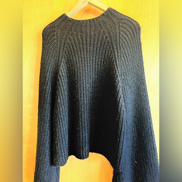 Amuse Society black sweater with bell sleeves in M - Picture 4 of 7